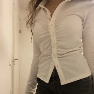 Tröja  - Vit tröja från Bikbok. Säljer då den aldrig använts. Skriv för fler bilder eller frågor. 