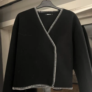 Tröja  - Säljer denna super fina tröja/ kofta ifrån Gina köpt i somras som ny då jag endast andvänt den fåtal gånger. Storlek M men jag som vanligtvis bär S tycker den sitter bra ⚡️❣️ny pris 499 säljer för 299