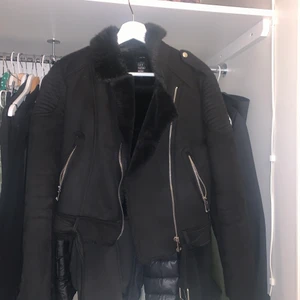 Zara jacka - Fluffig jacka från Zara. Gosig och varm. Inga defekter. Köparen står för frakten. Kan mötas upp i Stockholm