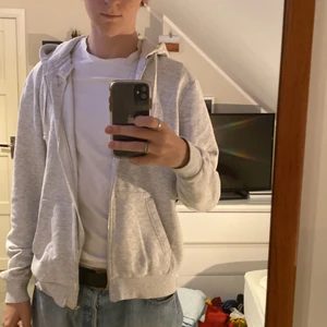 Zip-Hoodie från H&M - Ljusgrå zip-hoodie från H&M i M