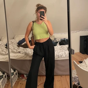 Grönt linne - Jättefint croppat grönt linne som står att den är i storlek 38-40 men jag skulle säga s-m💕