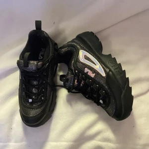 Fila sneakers - !!SÄLJER FÖR 766:- INKLUSIVE FRAKT VID SNABBT KÖP!! Detta är min systers gamla skor, använda cirka 3 gånger och är i bra skick, lite små i storlek! 