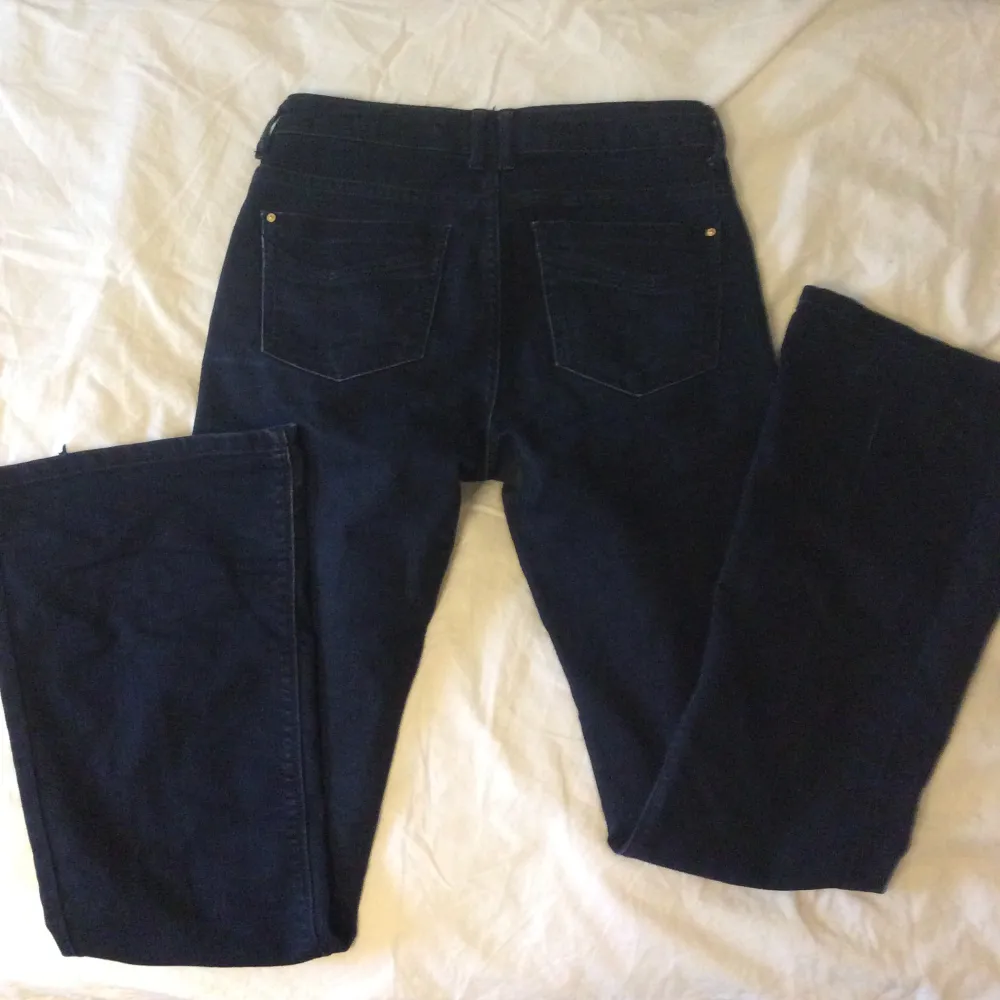 Fina mörkblå jeans! Midrise/highwaist...(W28 L32) midjemått 74,5cm innerbenslängd 80cm. Jeans & Byxor.