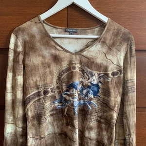 Brunmelerad tröja - Superfin brunmelerad tröja med tryck i storlek 42! ✨ Stretchigt material så passar även större storlekar! 🌸 Köparen står för frakt 😊