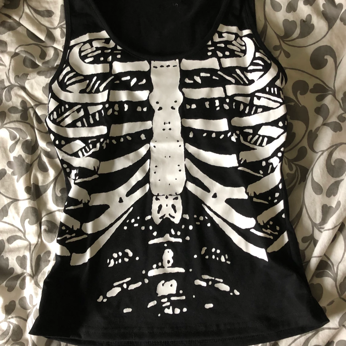 Linne med skelett-tryck