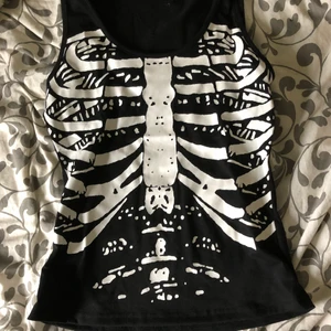 Linne med skelett-tryck - Ett svart linne med coolt skelettryck som inte kommit till användning då den är en aning förstor