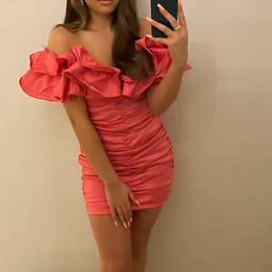 Oh Polly klänning  - Klänning från Oh Polly som jag köpte i mars som enbart är använd 1 gång. Storleken är uk 10 vilket motsvarar storlek 36. Jag har vanligtvis storlek S-M. Original pris är 600kr.  Skicket på klänningen är som ny, inga defekter och har kvar kvitto och kartong.💕