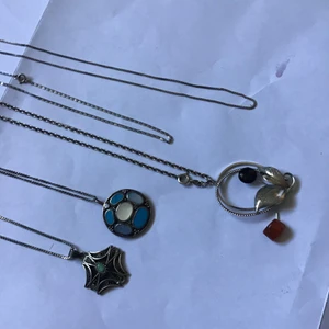 Äkta silver halsband  - Alla är äkta silver halsband med hänge. Och utan hänge. De första två 300kr/st plus frak. Mitten är 200kr . De två kedja 150kr/st