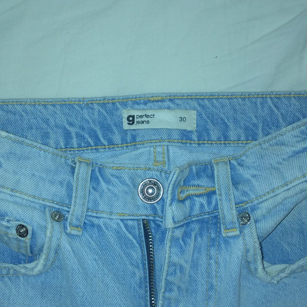 säljer dessa ljusblå håliga jeans från Gina tricot i storlek 30, rekommenderar att köpa om du är under 160 cm. KÖPTES FÖR 600 SÄLJS FÖR 350 . Jeans & Byxor.