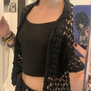 jättefin stickad kofta - jättefin svart stickad kofta, köpt second hand för 110kr men har tyvärr inte anvönt så mycket. står L på lappen men den sitter jättefint på mig som oftast har S, det beror dock på hur man vill att den ska sotta men den är jättefin!