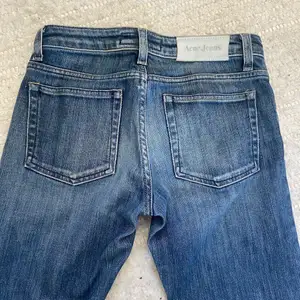 Acne jeans strl 26/32, low waist