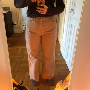 Monki jeans strl 29 - Beiga jeans från monki. Högmidjade i strl 29 med fransar på slutet av benet. Straight fit