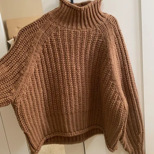 Stickad tröja - En brun stickad tröja, helt ny använt den bara 2 gånger, den är jätte skön o varm. Passar jätte fint me ett par svarta skin byxor.