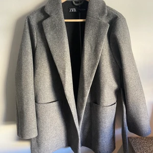 Kort kappa - En mellangrå kort kappa med bälte från Zara. Använd 2 gånger, intakt. Stl S, passar även XS