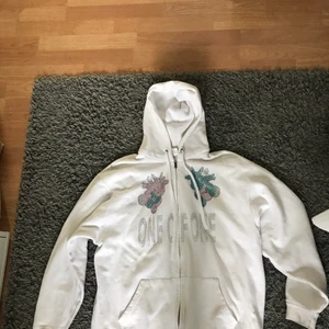 One of One hoodie - One of one hoodie storlek xl liten i storleken. Skicket är bra