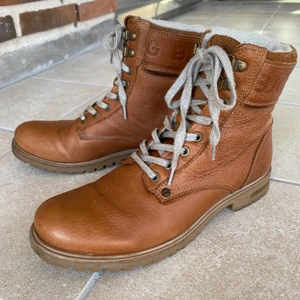 Björn Borg Kängor - Fina kängor från Björn Borg i äkta skinn. Använda men absolut inte slitna. Säljer då de inte längre kommer till användning. Köparen står för fraktkostnaden 💕