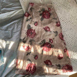 Maxikjol - Blommig maxikjol. Det är både en underkjol och en övre kjol. Räcker lite över anklarna på mig som är 173 (beror också på hur lågt/högt man vill ha kjolen. En favorit i vårgarderoben!