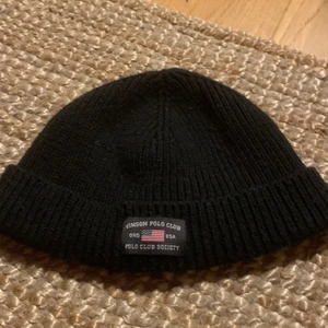 Mössa - Mörk blå/ svart kort mössa!