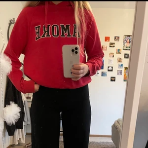 hoodie - säljer denna röda hoodie med tryck från gina tricot💕 storlek small, skriv för mer bilder/info, köparen står för frakt🤝