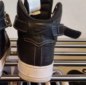 Nike air force one - Snygga skor. Använda men i bra skick, ganska nötta sulor. En intressekoll