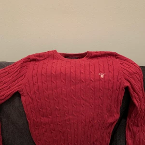 Gant tröja  - En fin stickad tröja som jag bara har använt en gång. Om du har fler frågor så kan du bara skriva till mig så kan jag försöka att svara på dom.❤️ har även två andra i olika färger en i mörkblå och en som är vit.  