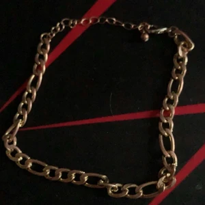 Guldigt armband - Jag säljer detta fina armband då jag inte använder det så mycket. Köpt här på Plick. 