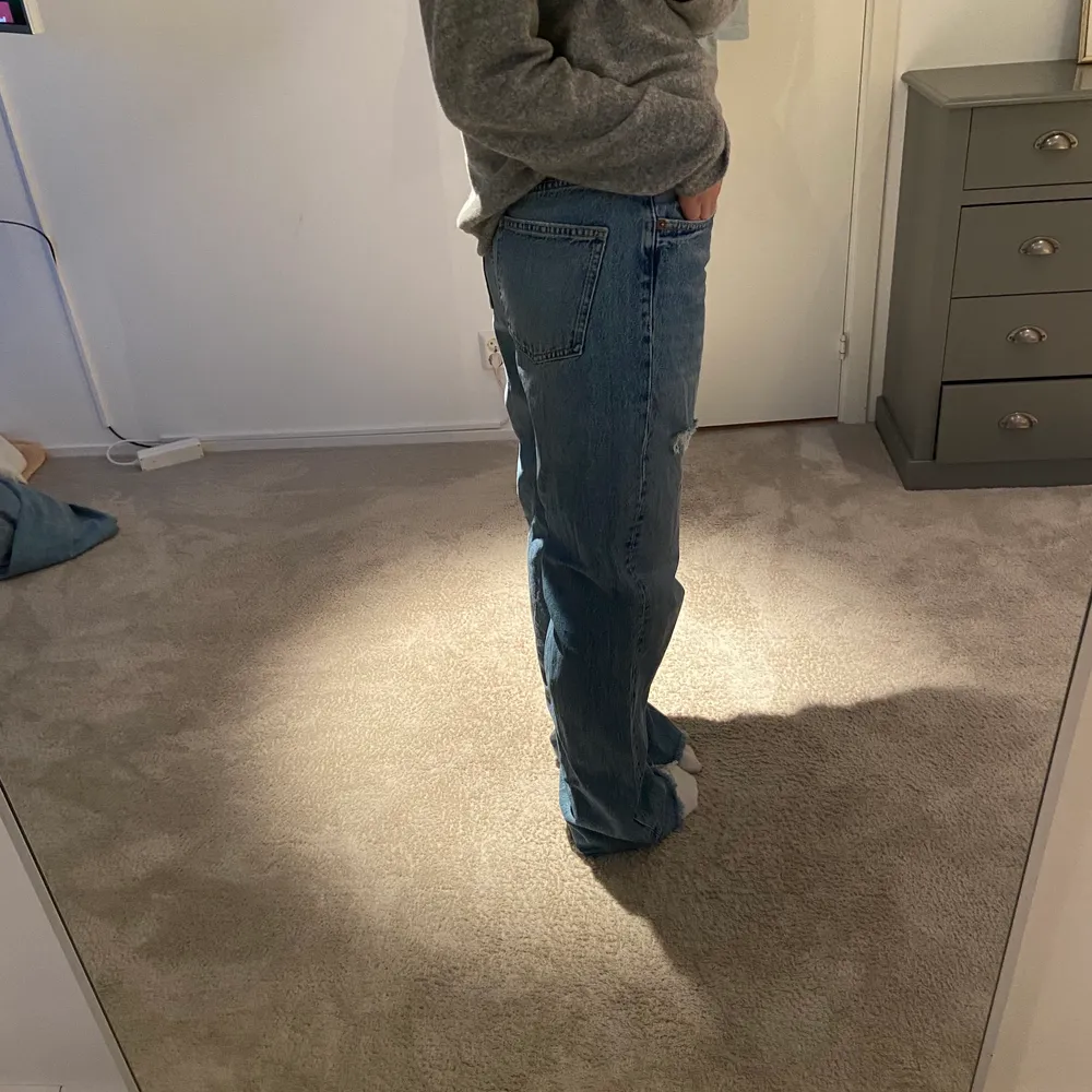 Säljer mina super coola jeans från zara. Har två likadana så kan lika gärna sälja ett par. Super snygga och oversize vilket jag älskar. Är oftast en 36 och är 172 lång. Köparen står för frakt! 💓💓. Jeans & Byxor.