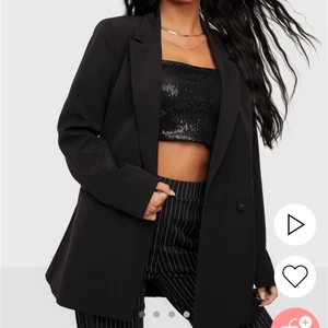 Kavaj  - Snygg svart kavaj från vero Moda. Använd ett få tal gånger men ser som ny ut. Den är köpt från Nelly.Com men är av märket vero Moda. Står att den sk svara oversize men sitter lite mer figursydd. Den sitter perfekt och går över Rumpan. Ordinarie pris 749kr. Skriv så fotar jag bilder när jah har den på mig.