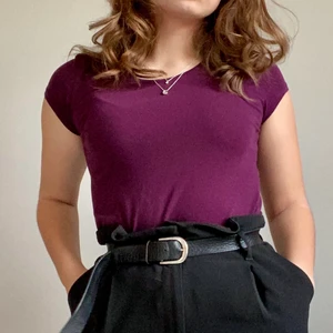 Mörklila T-shirt  - Mörklila T-shirt från HM i storlek XS. Hör av dig om du har frågor!💕