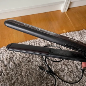 Plattång - Säljer denna plattången från remington som är så sjukt bra. Har en från ghd och denna är typ lika bra🤩 Håret blir superglansigt och rakt när det plattas och det håller hela dagen. Glider lätt igenom håret! Går även att göra jättefina lockar med tången❤️ Jättefint skick!
