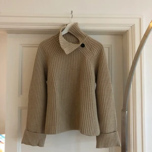 Arket begie skickad tröja  - Jättefin och sparsamt använd stickad tröja från arket. Strl M