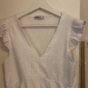 Vit spetstopp - Söt topp från New Yorker i lite spets. ganska kort magtröja med volang längst ner❤️ Stl L men passar mer M