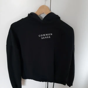 Common Sense hoodie! - Mörk blå hoodie! Perfect skick :) Passar s-m 