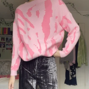 Rosa tröja  - Rosa skön sweatshirt, köpt för 200 kr, helt ny 💕💕💕 ger rabatt vid köp av flera plagg 💕💕