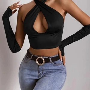 Svart fest topp - Jag säljer denna snygga fest topp pga lite för stor när jag fick hem den. Skitsnygg och helt oanvänd säljer för 70 eftersom den är helt ny! <3 köparen står för frakt!