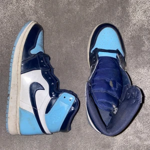 Jordan 1 High - Säljer nu min tjejs gammla skor då hon ej använder de längre. Jordan 1 High Blue chill. Köptes för 6000 SEK på stock X. Självfallet äkta