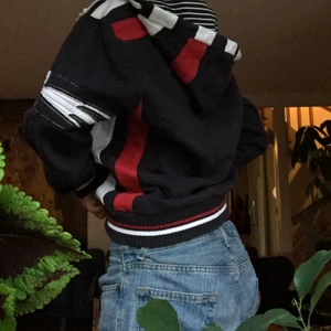 Zipup hoddie - Säljer denna nice zipup hoddien dragkedjan o allt fungerar som den ska den har många feta detaljer om ni vill ha fler bilder skriv!! 