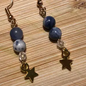 Handgjorda guldiga örhängen med äkta sodalit och stjärn berlocker ✨ betalning via swish