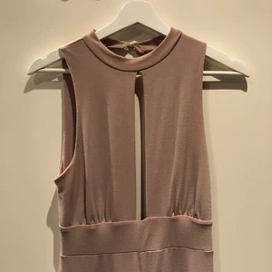 Jumpsuit - Ljusrosa jumpsuit från bikbok. Väldigt bra skick, endast använd en gång. Storlek S