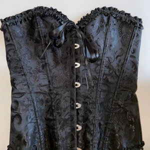 Korsett - Var tänkt till en halloween kostym men blev ändrade planer, så den är helt oanvänd och i toppskick! 🖤🖤 Hör av dig om du är intresserad, köpare står för frakt📫 köp direkt 400kr + frakt