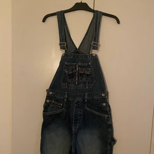 Hängselbyxor  - säljer mina hängselbyxor då jag har för många :( köpt secondhand men i väldigt bra skick! Lite mörkare i färgen med lite ljusare på benen som bilderna visar ❤️  jag är vanligtvis en M och 174 cm lång, tycker dom sitter ”normalt” på mig så inte så oversize som jag själv hade velat! ”Tack” vare knapparna i sidan blir dom smalare där runt