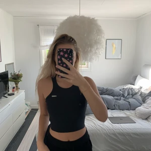 Träningstopp - Träningstopp från stronger i storlek S men skulle säga att den är mer som en XS. Använd få gånger så i fint skick. Köparen står för frakten💞