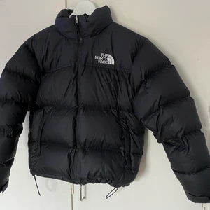 The North Face Nuptse - The North Face Nuptse                                     Storlek - Medium,passar både killar och tjejer Skick - 8/10                                                       Högtsa bud 1600