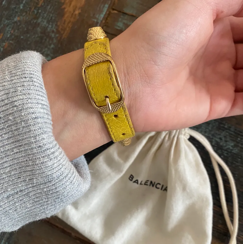 Balenciaga giant stud bracelet, i väldigt bra skick, endast använt några ggr. Ordinarie pris 2600sek. Äkta, kommer med dustbag. Endast seriösa köpare! Storleken är mellan 15.5 cm- 19 med tre olika hål. Asusteet.