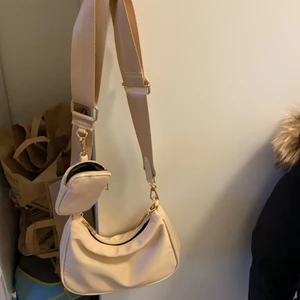 Axel väska  - Man kan själv välja hur långt upp eller ner den ska sitta! 