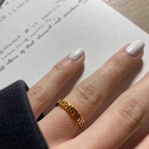 Jättefin guldpläterad ring - Jättefin 24 karat guldpläterad justerbar ring. 17 mm men man kan justera ringen. Kan fraktas överallt I Sverige för 13 kr (icke spårbar) och 66kr för spårbar. 