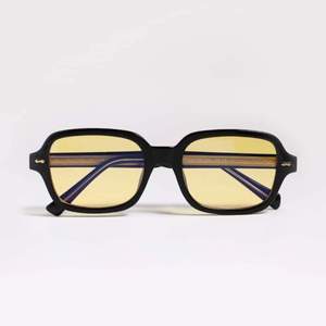 Fyrkantiga gula glasögon, ökänt märke, köpta på Plick. 