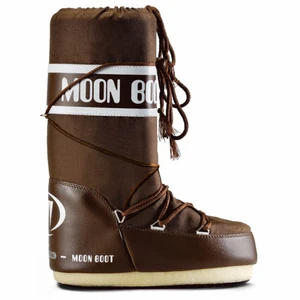 Bruna moonboots - Intressekoll på mina bruna moonboots!! Kan skicka fler bilder vid intresse❤️ köpta förra året men lite sönder på ena sulan!