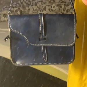 Väska  - Den e jättefin man kan stänga den fint👍🏻