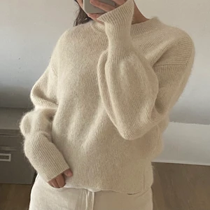 Vit stickad tröja Strl XS - Vit, stickad tröja, i alpacka-blandning. I gott skick, och perfekt inför höst och vinter. Kontakta via dm för frågor!❄️🤍 (psst kolla gärna in mina andra annonser)